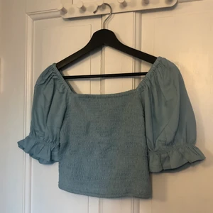 Blå topp/blus Bikbok S - Supersöt ljusblå topp/blus från Bikbok i storlek s. Använd två gånger så därmed i nyskick. Köparen står för frakt! 