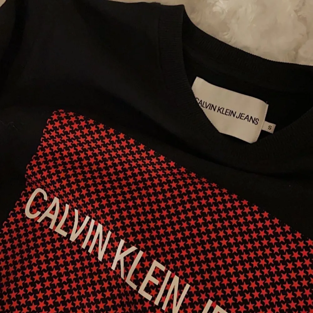 En svart tröja med röda stjärnor från Calvin Klein, köpt för 1000kr och är använd en gång! . Tröjor & Koftor.