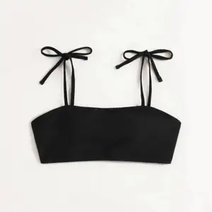 En svart bikinitop från SHEIN. Superbra kvalité och ser ut exakt som på bilden. Säljer för att den är för liten för mig. Säljer för 50 kr + frakt som betalas av köparen. 💕