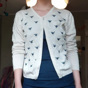 Vit kofta med broderade blommor - Skön vit sommarkofta i viskos och bomullsmix från Twilfit. Storlek S står i. Samfraktar gärna