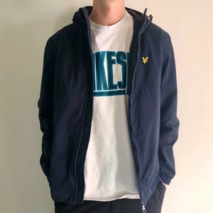 Mörkblå jacka från Lyle & Scott - Perfekt vårjacka i mörkblått från Lyle & Scott! I bra skick, men tyvärr blivit för liten. 