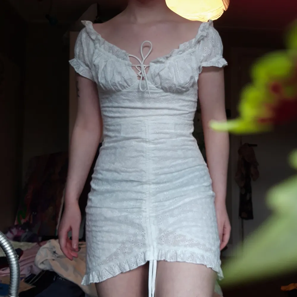 Fin milkmaid-style klänning i vitt. 100% bomull. Dragkedja på ryggen. ■ Säljer för att jag tycker att den är lite för kort på mig (är 170 lång som referens) står 12 som storlek i klänningen men jag skulle säga att den är mer som en 36. ■ Fint skick. Samfraktar gärna. Klänningar.