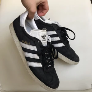Svartvita Adidas sneakers - 43 (US size 9 1/2). Normalt slitage efter användning (typ 5/10), missfärgning av sulorna och insidan (se bild)