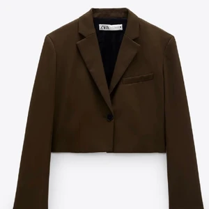 Brun kavaj - Brun cropped blazer från zara. Nyskick. Storlek L men passar även S. Köpt för 859kr. Köparen står för frakten! Skicka gärna ett meddelande om du vill ha fler bilder eller har några frågor! Högsta bud: 260kr + frakt! Säljer direkt för 300kr