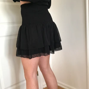 Grym svart kjol - Svart kort kjol med volanger från Gina som tyvärr inte kommer till användning. Galet snygg till sommaren ☀️ storlek 42 men passar perfekt mig med s/m resår upptill. Bud från 130 kr + 52 kr i porto 🥰 
