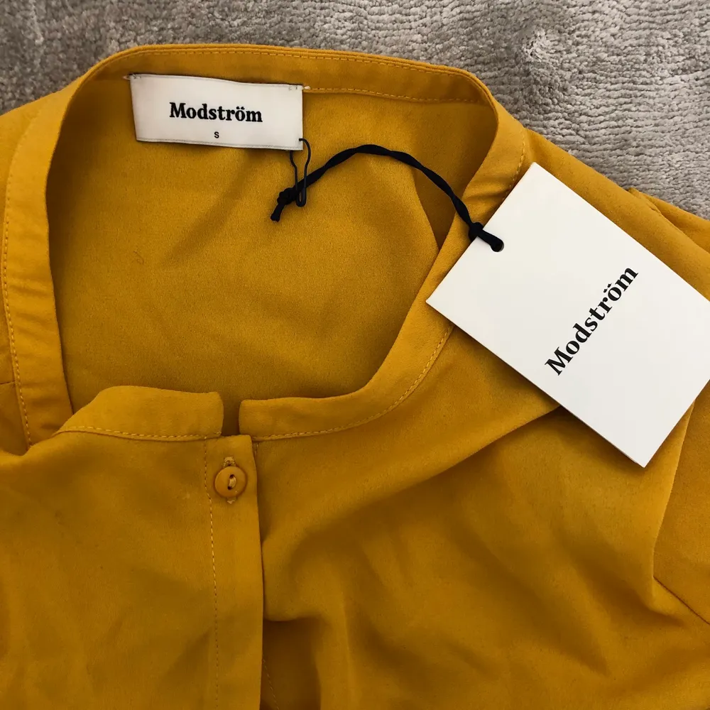 Oanvänd gul skjorta från Modström med fantastiskt fina detaljer vid hals, rygg och ärmar. Vid frågor är det bara att skriva ! 💞. Skjortor.