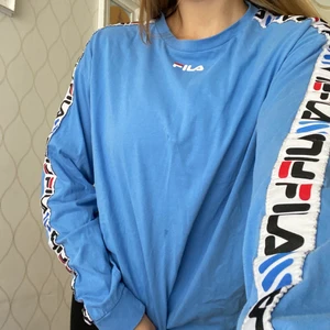 Fila tröja - Använd få gånger och i bra skick! Har en liten fläck men de borde gå bort i tvätten 😇 bud: 99 + frakt 