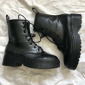 Svarra kängor (200kr inkl. frakt) - Svarta kängor från Nelly storlek 39. Snyggt till klänning också!!