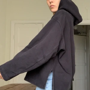 Svart oversize Hoodie från Uniqlo - Snygg Hoodie i off black från Uniqlo, strl M. Använd, men inte sliten. 