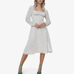 Adoore venice dress lemon - Superfin klänning från Adoore som inte släppts på deras egna hemsida än utan bara hos återförsäljare. Köpte i två storlekar och tänkte testa att sälja den då den är slutsåld typ överallt. Kan fortfarande skicka tillbaka så tänker inte gå ner i pris.