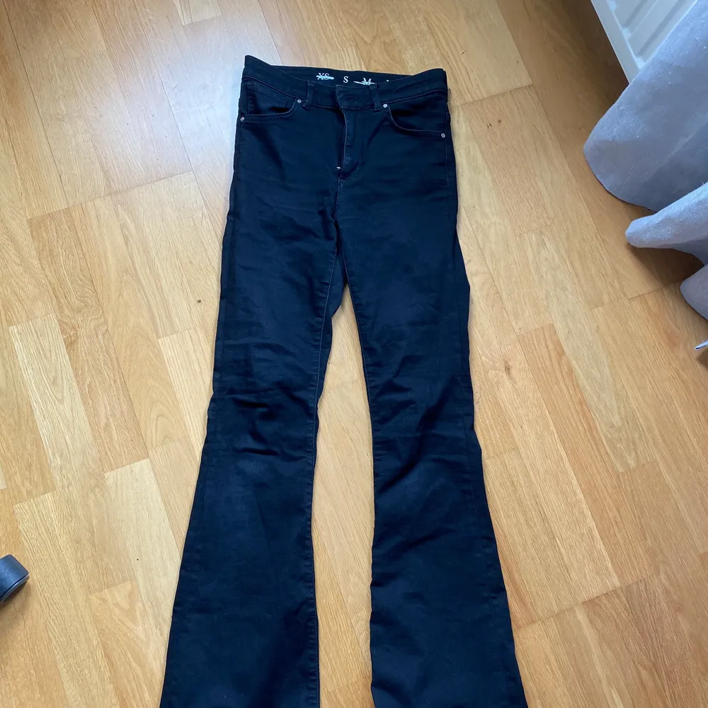 Bootcut jeans från bikok. Jeans & Byxor.