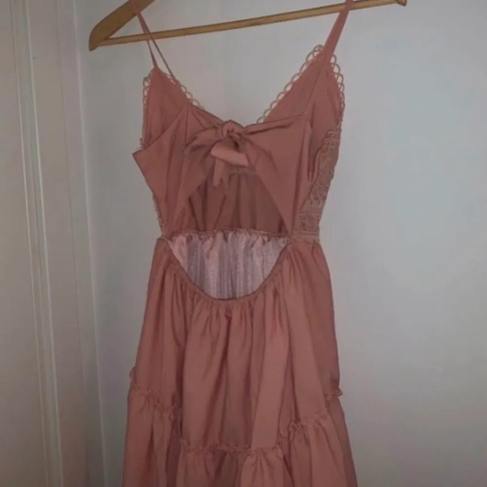 Dennis Maglic klänning, rosa storlek xs. Använd 1 gång på skolavslutning. Nypris 599.. Klänningar.