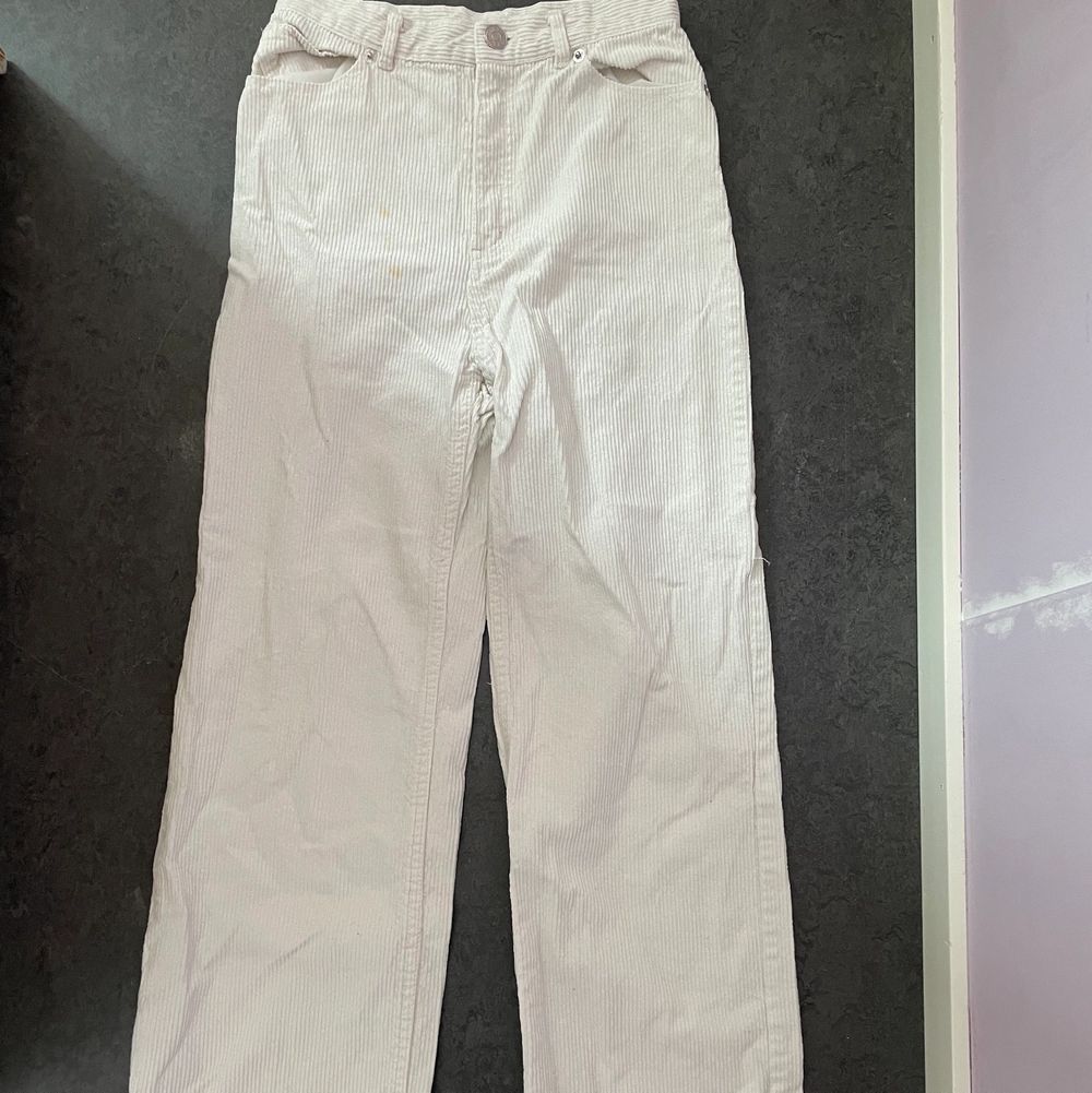 TvĂ„ par Monki Manchester byxor/jeans i lila o beige/vit som inte kommer till anvĂ€ndning lĂ€ngre! Passar 150-170 cm skulle jag sĂ€gaâșïžBĂ„da Ă€r i storlek 32â€ïžBĂ„da Ă€r i bra kvalitet! Dock har de vita nĂ„gon konstig flĂ€ck men tvĂ€ttar igen innan jag fraktar!â€ïžKöptes för 350kr/st! UtsĂ„ldađ„°. Jeans & Byxor.