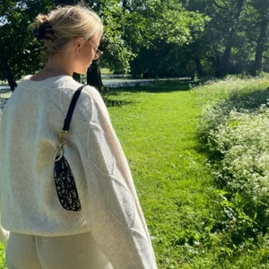 Stickad tröja  - Skitsnygg weekday tröja perfekt till sommarkvällar. (Tyvärr för stor på mig) bilden är lånad av tjejen jag köpte av💖