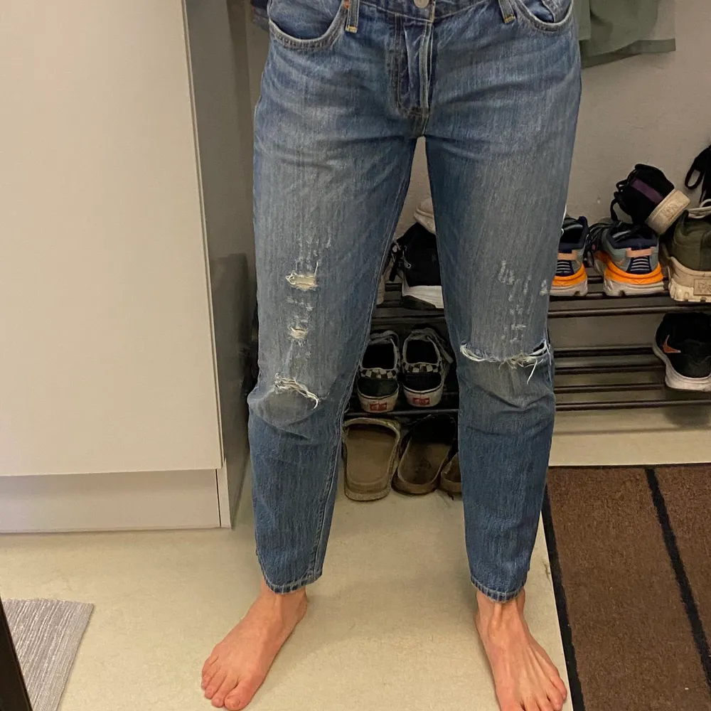 Fina Jeans från Levis med slitningar på benen framtill. De är raka i benen och låga i midjan. Har dessvärre klippt bort innerlappen där storleken stor men tror att de är 26/30. Kan mäta mått för den som vill. De är lite ”loose”/boyfriend i modellen . Farkut & Housut.