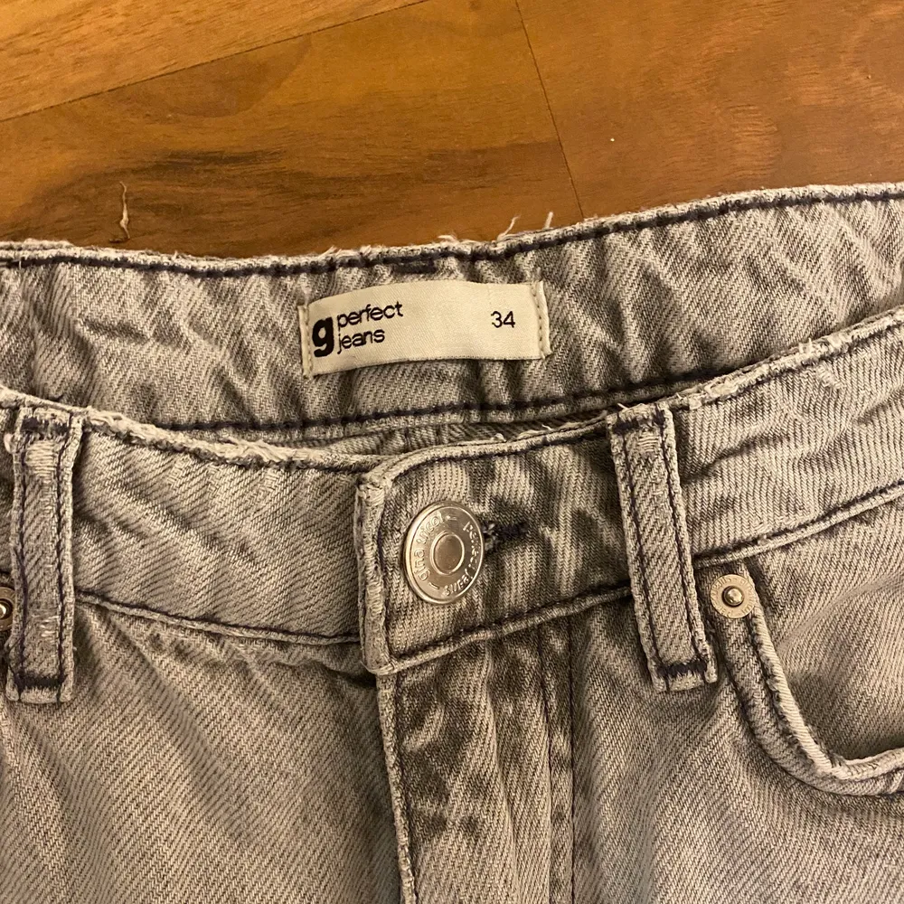 Ett par jeans i storlek 34 från Gina tricot är 178cm lång och skulle passa nån som är 170                                Frakt betalas av köparen frakt=66 kr.                       Kan hämtas på plats i Kungsängen . Jeans & Byxor.