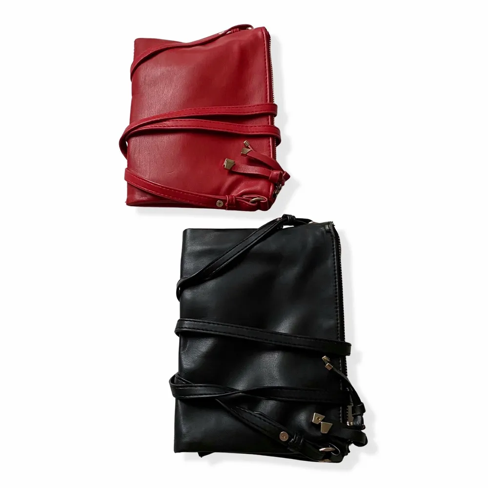 En röd och en svart väska i samma modell. Liten skada på den svarta väskan (se bild 2). 50kr styck eller båda för 80kr!. Väskor.