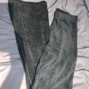 Manchester byxor - Gröna manchester byxor, säljer då de inte är min stil annars skitfina och bekväma💕passar perfekt på mig som är 1,64 