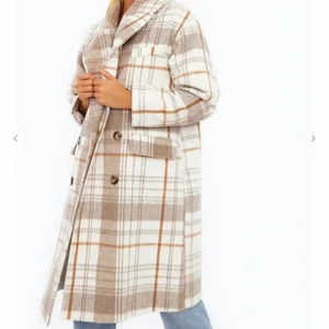 Super fin Kappa  - Säljer denna superfina kappan från Chiquelle köptes i vinter och använd Max 3 gånger. Köpt för 799kr men säljer för 500kr ( lånade bilder från en superfin tjej ) Englafelicia på instagram🧡 500kr inklusive frakt