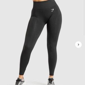 Gymshark tights  - Säljer dessa Gymshark VITAL SEAMLESS LEGGINGS för att de är för små för mig - strl S - kan mötas upp i Uppsala annars tillkommer frakt - använda ett fåtal gånger - nypris 550kr