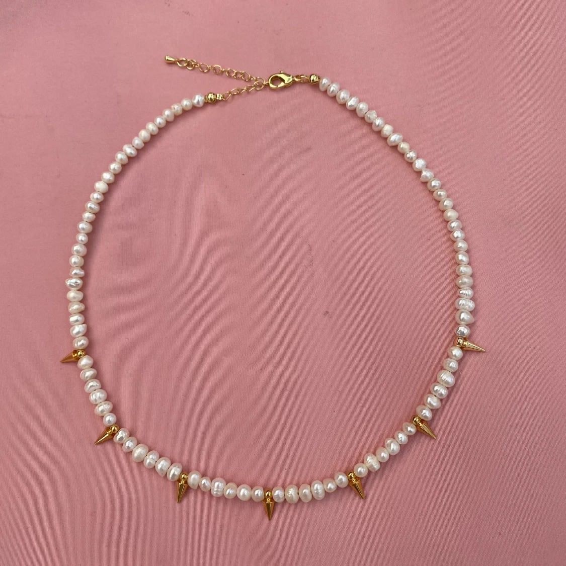 Pärlhalsband med nitar - 90