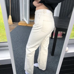Weekday jeans - Säljer dessa byxor/jeans från weekday! Superfina och nästan aldrig använda. Säljer dom då dom har blivit för stora för mig tyvärr. Annars har dom helt perfekt passform och längd! Gratis spårbar frakt och skicka meddelanden för mer bilde dom det önskas. Köpt är köpt🥰