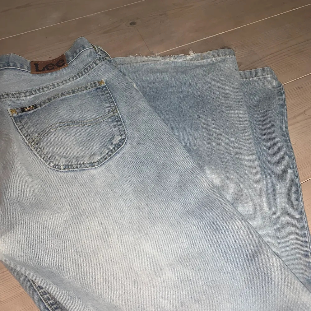 Ett par vida lågmidjade  bootcut lee jeans som e sjukt snygga men tyvärr stora på mig❤️❤️ skriv gärna för mer info❤️. Jeans & Byxor.