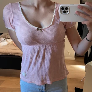 Rosa Odd Molly topp - Gullig rosa t-shirt från odd Molly. Använd några gånger. Tröjan är i ett bra skick. Storlek 0, motsvarar XS/S. Skriv om du har några frågor eller vill ha fler bilder💘 Köparen står för frakten!