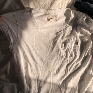 Äkta lexington t-shirt - Dålig bild, kan skicka fler privat. Fin vit lexington t-shirt, bra kvalitet. Köpte står för frakt, pris kan diskuteras.
