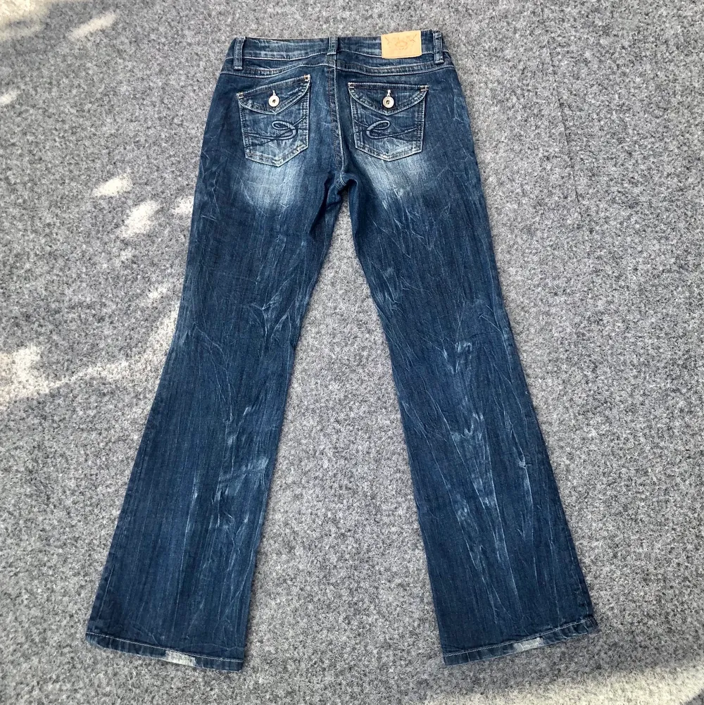 ‼️BUDGIVNING‼️ Y2K lågmidjade jeans från Esprit som är för små på mig i midjan. Passar 170 cm och neråt. Midjemått: 70 cm runt. Innerbenslängd: 76 cm. 220kr + frakt ☺️. Jeans & Byxor.