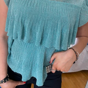 Glittrig zara topp💓 - Så snygg topp från Zara💘💘 älskar denna tröja men har dubbletter därav säljer jag denna😍😍 Kan posta men köparen står för frakt;))) HÖGSTA BUD: 350