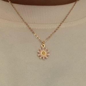 Blomsmycken - Här är mina blomsmycken🌸 halsbandet kostar 25kr och örhängen kostar 30kr. Frakten är 12kr. Det är inte nickel i de💗