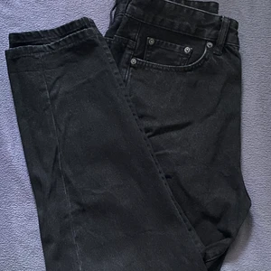 PULL&BEAR mom jeans - Ett par vanliga pull&bear mom jeans som jag köpte för ett år sen som jag använt ungefär två gånger. Väldigt bra material och väldigt bekväm!