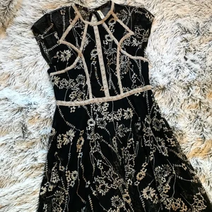 Klänning - Otroligt fin klänning från Free People. Skater modell, meshad rygg.