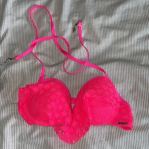 Bikini New Yorker neon rosa  - Säljer min bikini från New Yorker, testat 1 gång men den är inte riktigt min stil längre. Tagit bort lapparna då jag trodde att jag skulle använda den. Underdelen XS överdelen är en A kupa 