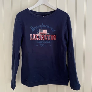 Lexington Collegetröja  - Säljer denna collegetröja från Lexington i storlek S. Den är i mycket fint skick!