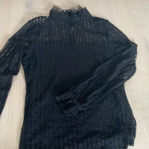 Blus från VILA - Spetts topp från VILA med linne under. Köpt för 499kr