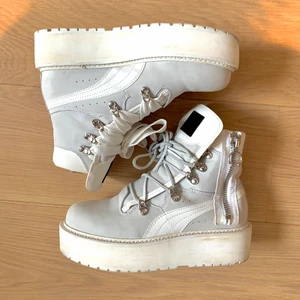 Fenty x Puma boots  - Världens coolaste boots som är för stora för mig, kommer inte till användning :( storlek 40,5 (26cm) Fläckar på sulorna som säkert går att städa upp, mockan och lädret är i fint skick. Orginal kartongen och skopåse medföljer. Har fler bilder bara höra av sig❣️ 