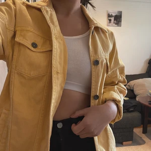  JEANSJACKA FRÅN VERO MODA 😍 - Superfin gul jeansjacka från Vero Moda i strl. S!🤩 jag är vanligtvis zs/ s och den sitter oversized på mig. Möts i Uppsala/ Odenplan eller fraktar direkt till din brevlåda 🥰  ✨PRIS KAN DISKUTERAS ✨