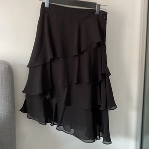 Asymmetrisk kjol - Säljer denna supercoola asymmetriska kjol från NA-KD. Använd max 5 gånger och kommer tyvärr inte till användning. Buda från 100kr❤️