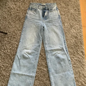 Jeans från GinaTricot  - Säljer jeans från GinaTricot då de tyvärr inte passar mig längre. Broderier både bak och framtill. 