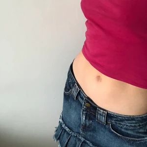 Mini jeans kjol strlk M passar också som S - En nästan oanvänd trendig y2k mini jeans kjol från märket lipp denim wear! Kjolen är i nyskick och har en trendigt räfflad/kjol flärpar i botten.Supergullig och snygg kjol har dock inte kommit till så mycket användning hos mig!☺️Säljs för 50 på direkt +frakt om det sker ett snabbt köp🙏