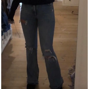 Oanvände bootcut jeans från Bershka💕 - Aldrig använda, storlek 34, super snygga slitningar💕