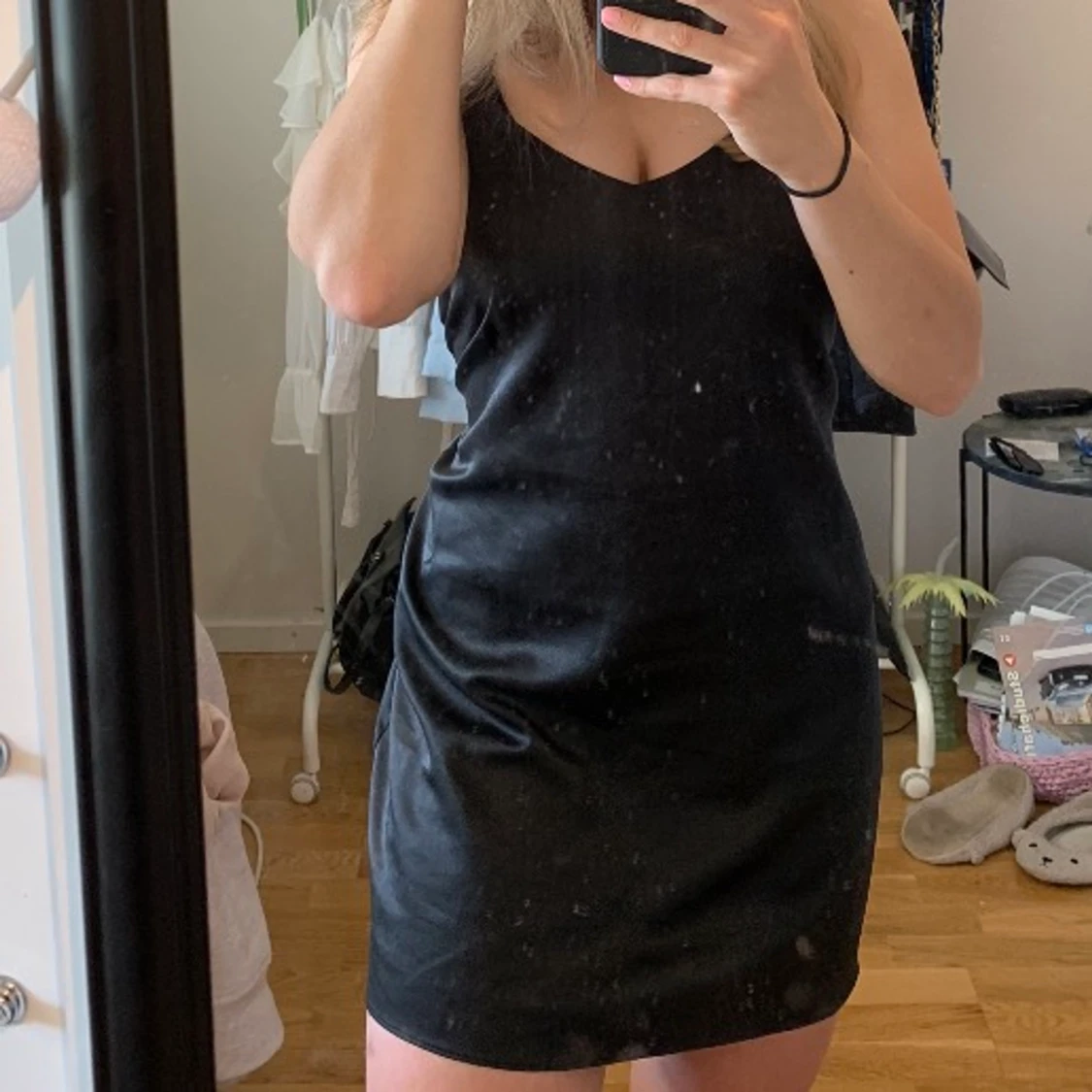 Svart klänning i satin