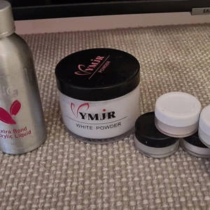 Akryl sett  - Akryl sett använda endast ett fåtal gånger. 120ml extra bond acrylic liquid. 113 g white acrylic powder.  5st små burkar acrylicpowder, 2 white, 2 pink, 1 clear. Frakt ingår i priset. Kan även mötas upp.<33