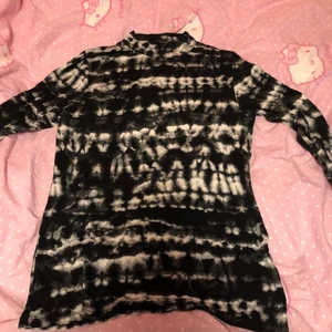 tröja me krage  - tröja me krage me molnaktigt motiv.väldigt mjuk