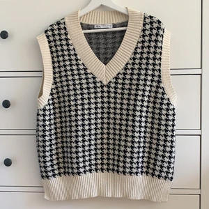 Zara väst - Hej! Säljer denna supersnygga och trendiga stickade västen ifrån zara som är helt slutsåld. Den är strl S men sitter väldigt oversized, så skulle nog passa strl M också. Den är väldigt skön och passar till allt! Köpt för 400 kr på zara och använd fåtal gånger eftersom att jag tycker att den är aningen för stor på mig med strl xs... skickar såklart fler bilder vid intresse! Tveka inte med att höra av dig om du undrar något! Köparen står för eventuell frakt på 66 kr spårbart🚚 