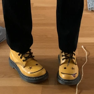 Gula DR MARTENS smiley  - Säljer mina ascoola och nästintill oanvända dr martens, säljer då dem tyvärr blivit för små för mig. Kan skicka fler bilder vid intresse. Frakt ingår ej.  🐥🌝🌼⭐️🌤🍋🍯🛵💛