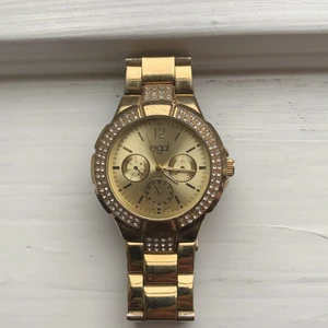 Klocka ❣️ - Guldig klocka🧡 lite sliten men man ser inte det om man inte kollar noga. Annars jätte fin🧡 köparen står för frakten 🧡nypris 500kr nu 100kr