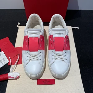 Valentino skor - Ett par Lackrosa valentino open sneakers i storlek 39. Fint använt skick! Kommer med en skadad låda, kort och extra snören!